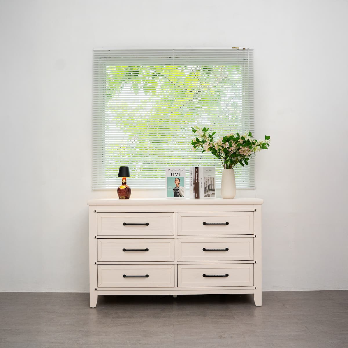 Room 1 - Tủ ngăn kéo trắng retro và rèm sáo
